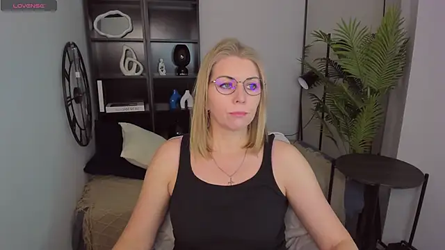 Annie Light online show from March 2025 05:32:01 AM