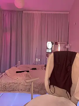 Meliazz online show from April 2026 06:04:02 PM