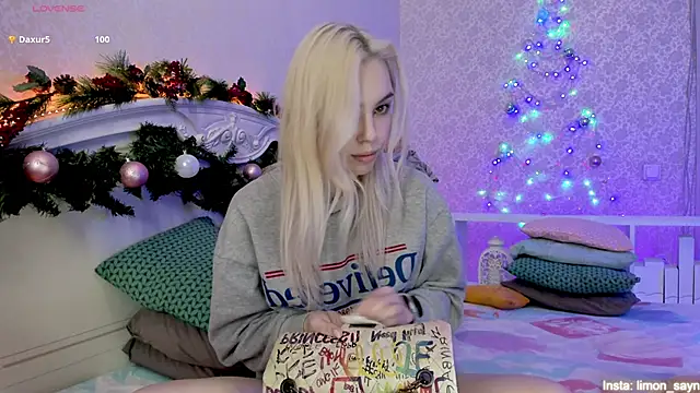 Snapshot of LillyMoure_ chatting on December 2024 02:59:01 AM LillyMoure online show from December 2024 02:59:01 AM