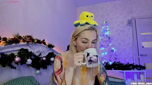 Snapshot of LillyMoure_ chatting on December 2024 02:13:01 AM LillyMoure online show from December 2024 02:13:01 AM