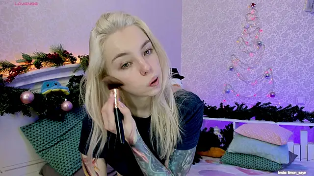 Snapshot of LillyMoure_ chatting on January 2025 12:05:02 AM LillyMoure online show from January 2025 12:05:02 AM
