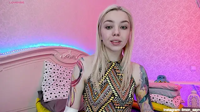Snapshot of LillyMoure_ chatting on February 2025 01:34:01 AM LillyMoure online show from February 2025 01:34:01 AM