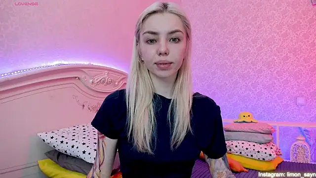 Snapshot of LillyMoure_ chatting on February 2025 11:59:02 PM LillyMoure online show from February 2025 11:59:02 PM