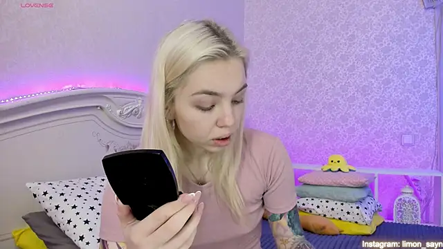 Snapshot of LillyMoure_ chatting on February 2025 11:45:01 PM LillyMoure online show from February 2025 11:45:01 PM