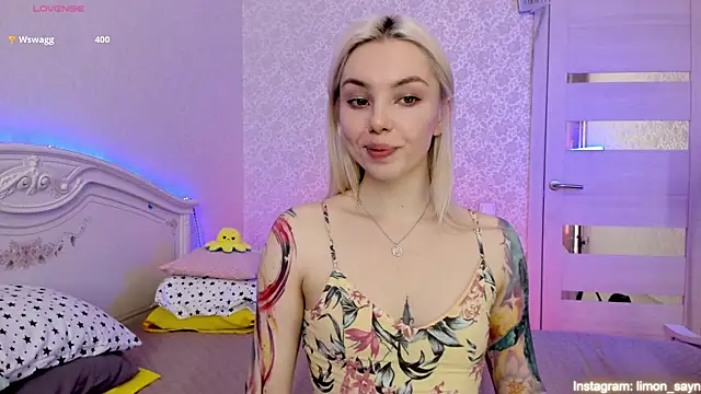 Snapshot of LillyMoure_ chatting on March 2025 02:59:01 AM LillyMoure online show from March 2025 02:59:01 AM