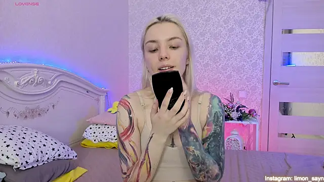 Snapshot of LillyMoure_ chatting on March 2025 11:25:01 PM LillyMoure online show from March 2025 11:25:01 PM