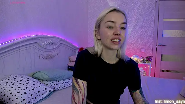 Snapshot of LillyMoure_ chatting on September 2025 01:28:01 AM LillyMoure online show from September 2025 01:28:01 AM