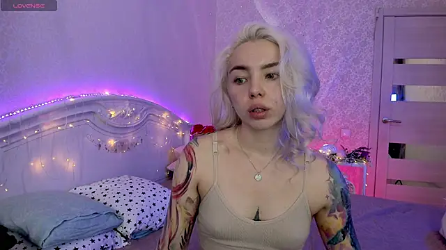 Snapshot of LillyMoure_ chatting on September 2025 11:30:01 PM LillyMoure online show from September 2025 11:30:01 PM