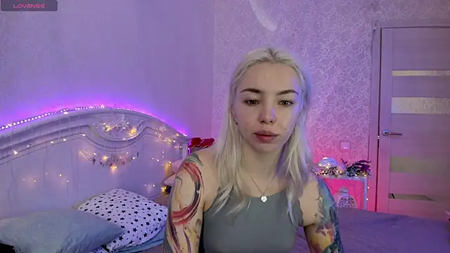 Snapshot of LillyMoure_ chatting on September 2025 12:58:02 AM LillyMoure online show from September 2025 12:58:02 AM