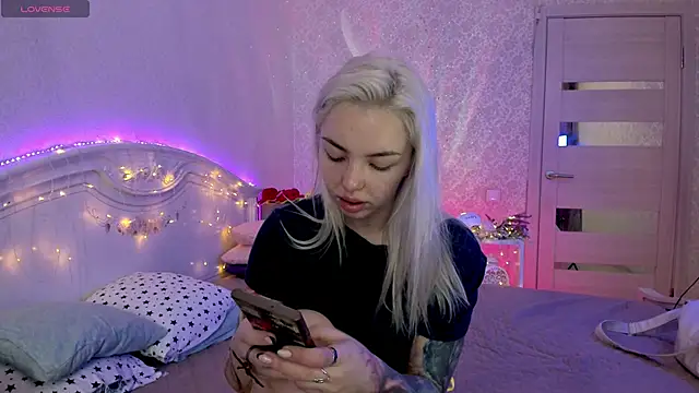 Snapshot of LillyMoure_ chatting on September 2025 11:20:02 PM LillyMoure online show from September 2025 11:20:02 PM