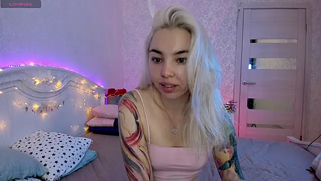Snapshot of LillyMoure_ chatting on September 2025 11:20:01 PM LillyMoure online show from September 2025 11:20:01 PM