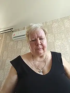 Snapshot of EffectFiona chatting on May 2026 04:17:01 AM EffectFiona online show from May 2026 04:17:01 AM