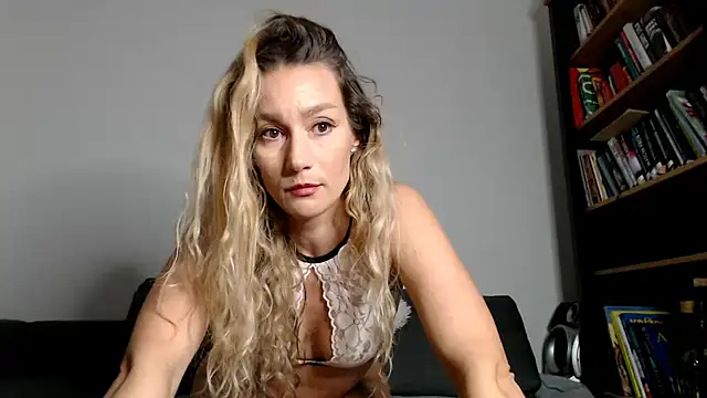 Snapshot of ChocoBelle chatting on October 2025 08:18:01 PM ChocoBelle online show from October 2025 08:18:01 PM