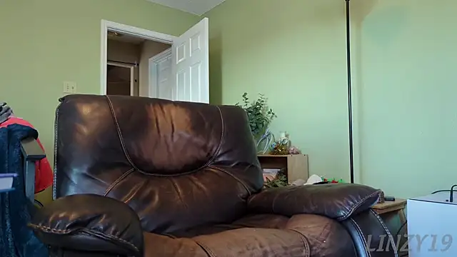 Snapshot of Linzy_19 chatting on January 2025 03:57:01 PM Linzy 19 online show from January 2025 03:57:01 PM