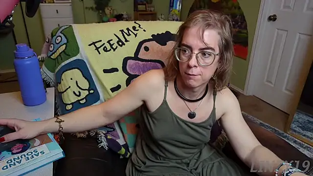 Snapshot of Linzy_19 chatting on February 2025 12:19:01 AM Linzy 19 online show from February 2025 12:19:01 AM