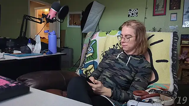 Snapshot of Linzy_19 chatting on March 2025 03:37:02 PM Linzy 19 online show from March 2025 03:37:02 PM