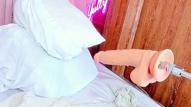 queen yully online show from March 2025 10:59:01 PM