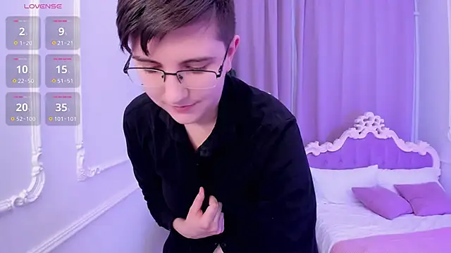 Snapshot of Lily_Marlin chatting on February 2025 12:16:01 AM Lily Marlin online show from February 2025 12:16:01 AM