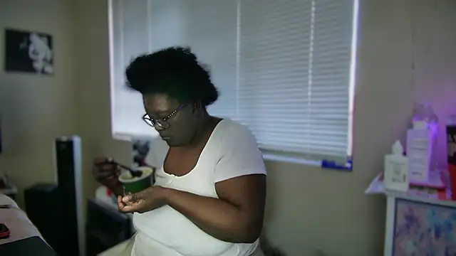 Snapshot of Yagurl__west chatting on February 2025 01:14:02 AM Yagurl west online show from February 2025 01:14:02 AM