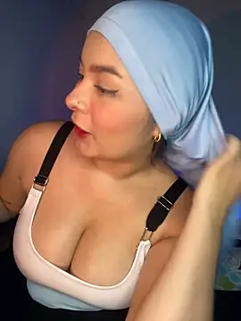 Snapshot of aneesa_darzi chatting on December 2024 12:52:01 AM aneesa darzi online show from December 2024 12:52:01 AM