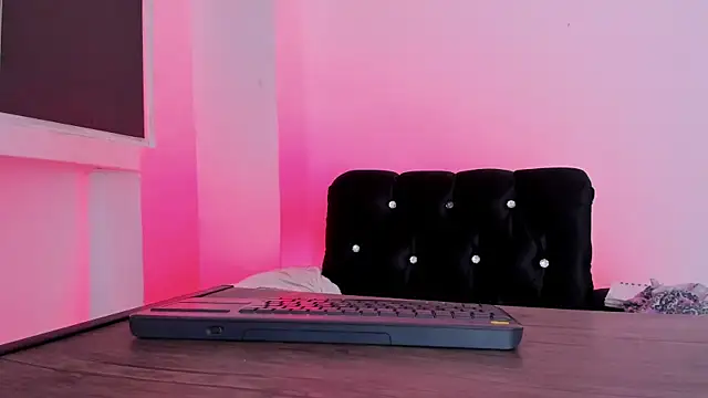 Snapshot of Mialenox chatting on March 2025 01:39:01 AM Mialenox online show from March 2025 01:39:01 AM