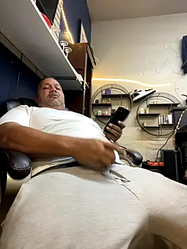 bigzae82 online show from October 2025 07:25:02 AM