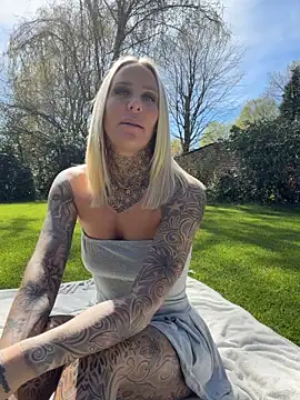 Lara-CumKitten online show from April 2026 01:00:02 PM