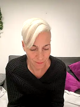 Snapshot of DarleenHot chatting on October 2025 06:48:01 PM DarleenHot online show from October 2025 06:48:01 PM