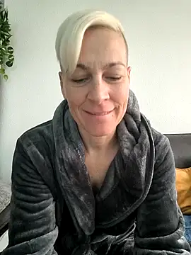 Snapshot of DarleenHot chatting on October 2025 07:16:01 AM DarleenHot online show from October 2025 07:16:01 AM