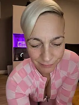 Snapshot of DarleenHot chatting on December 2025 04:16:01 PM DarleenHot online show from December 2025 04:16:01 PM