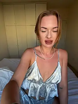Snapshot of ElenaRebelle chatting on June 2026 04:15:02 AM ElenaRebelle online show from June 2026 04:15:02 AM