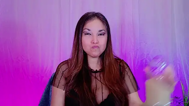 DivineLynn online show from December 2024 04:51:01 PM