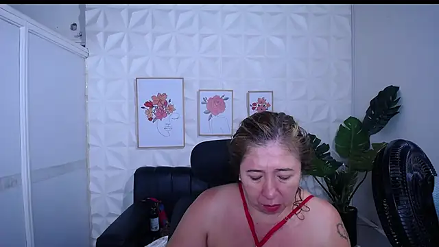 Snapshot of Valentinaa_mature chatting on January 2026 01:07:02 AM Valentinaa mature online show from January 2026 01:07:02 AM