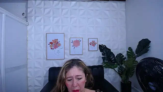 Snapshot of Valentinaa_mature chatting on February 2026 08:39:01 PM Valentinaa mature online show from February 2026 08:39:01 PM