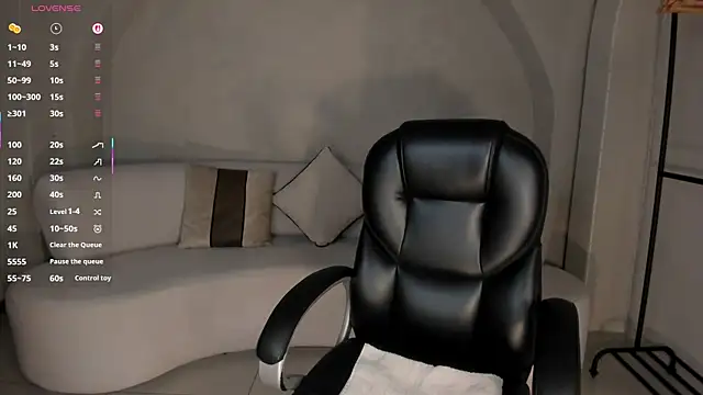 LizzHamilton   online show from November 2025 09:14:01 PM