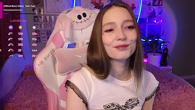 Snapshot of Evie_Ro chatting on May 2026 02:56:01 PM Evie Ro online show from May 2026 02:56:01 PM