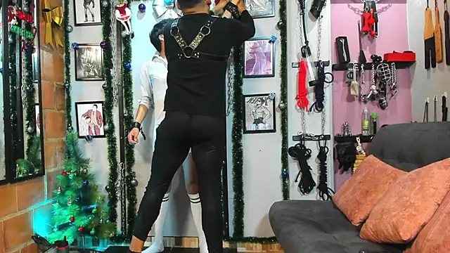 Snapshot of dom2travelersss chatting on December 2024 01:58:01 PM dom2travelersss online show from December 2024 01:58:01 PM