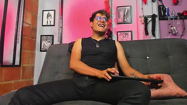 Snapshot of dom2travelersss chatting on March 2025 09:16:02 PM dom2travelersss online show from March 2025 09:16:02 PM