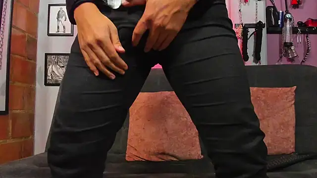 Snapshot of dom2travelersss chatting on March 2025 12:04:01 PM dom2travelersss online show from March 2025 12:04:01 PM