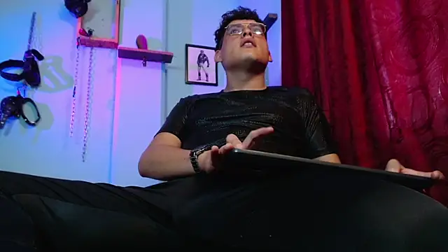 Snapshot of dom2travelersss chatting on October 2025 02:32:02 PM dom2travelersss online show from October 2025 02:32:02 PM