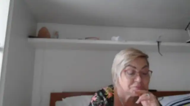 Snapshot of LindaL chatting on November 2025 12:16:01 PM LindaL online show from November 2025 12:16:01 PM